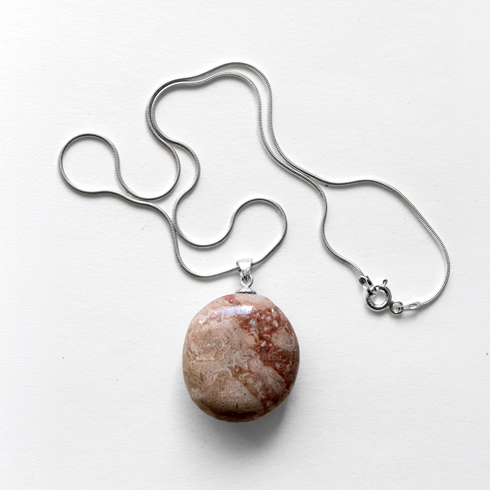 Colgante con Piedra del Sol Fósil de Concha