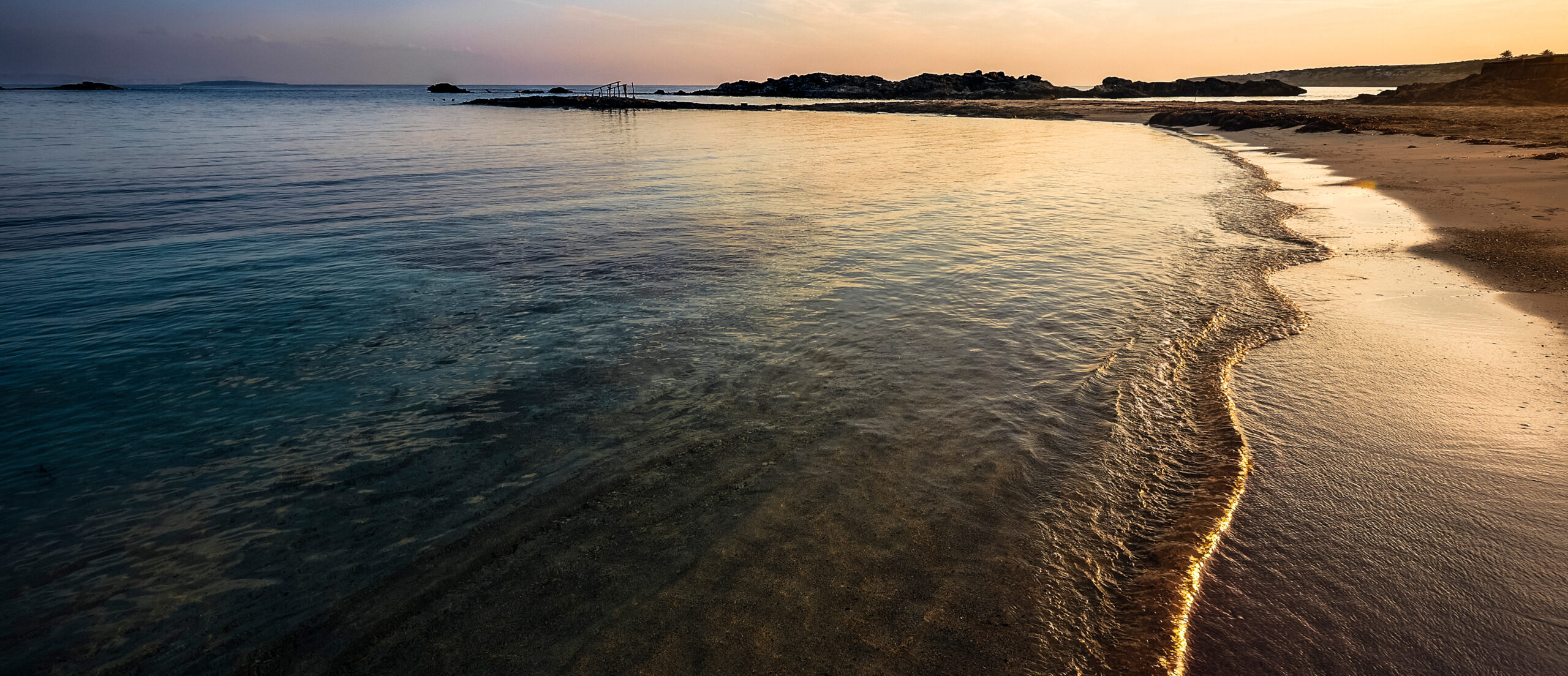 Atardecer dorado en Cala En Baster